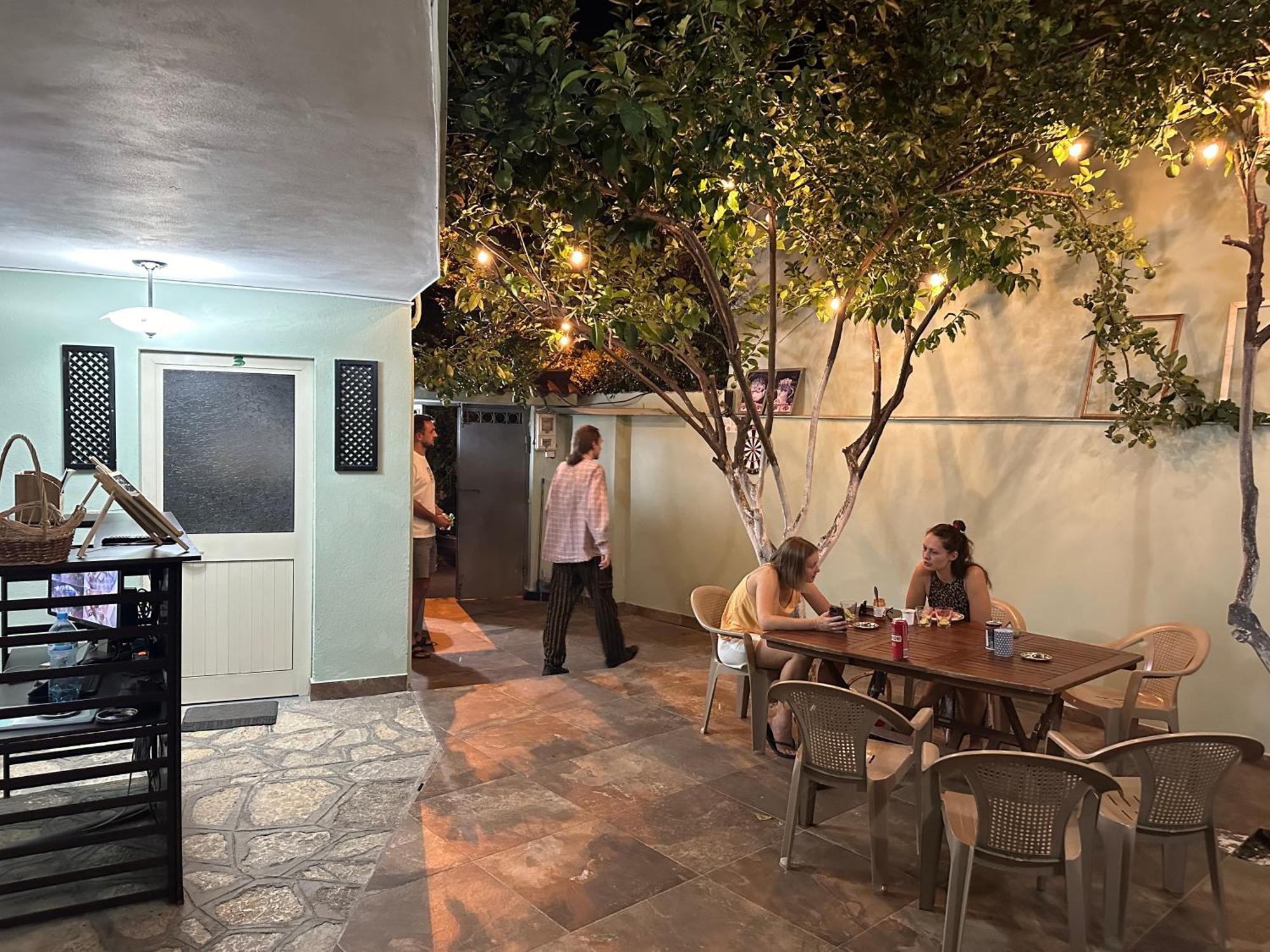 Tirana Lemon Breeze Hostel Bagian luar foto