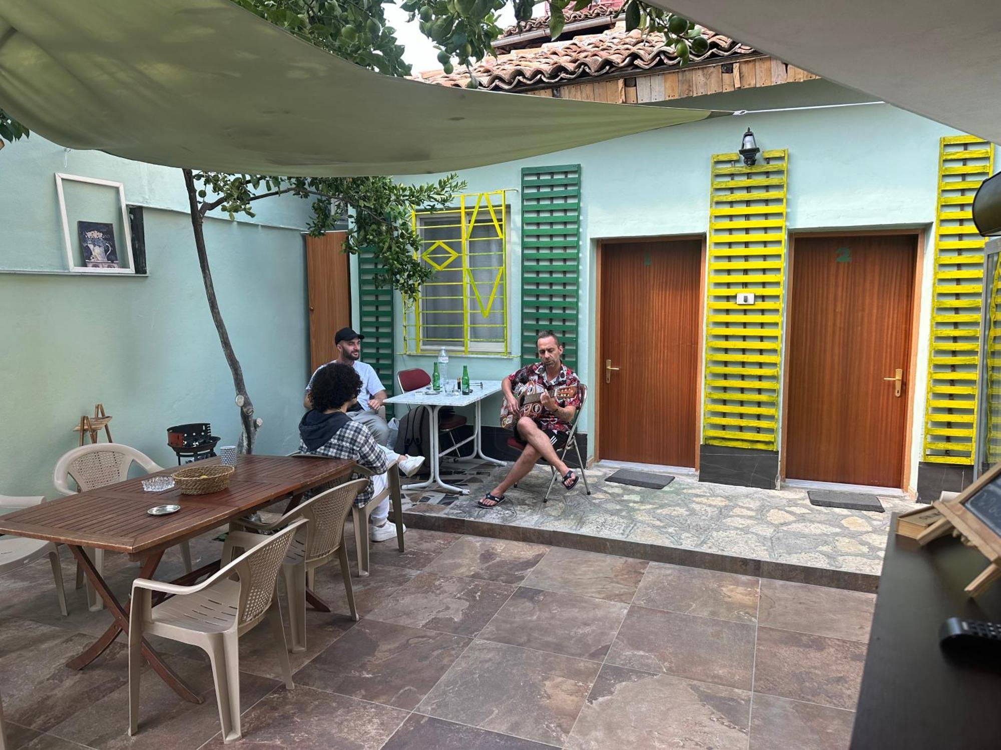 Tirana Lemon Breeze Hostel Bagian luar foto