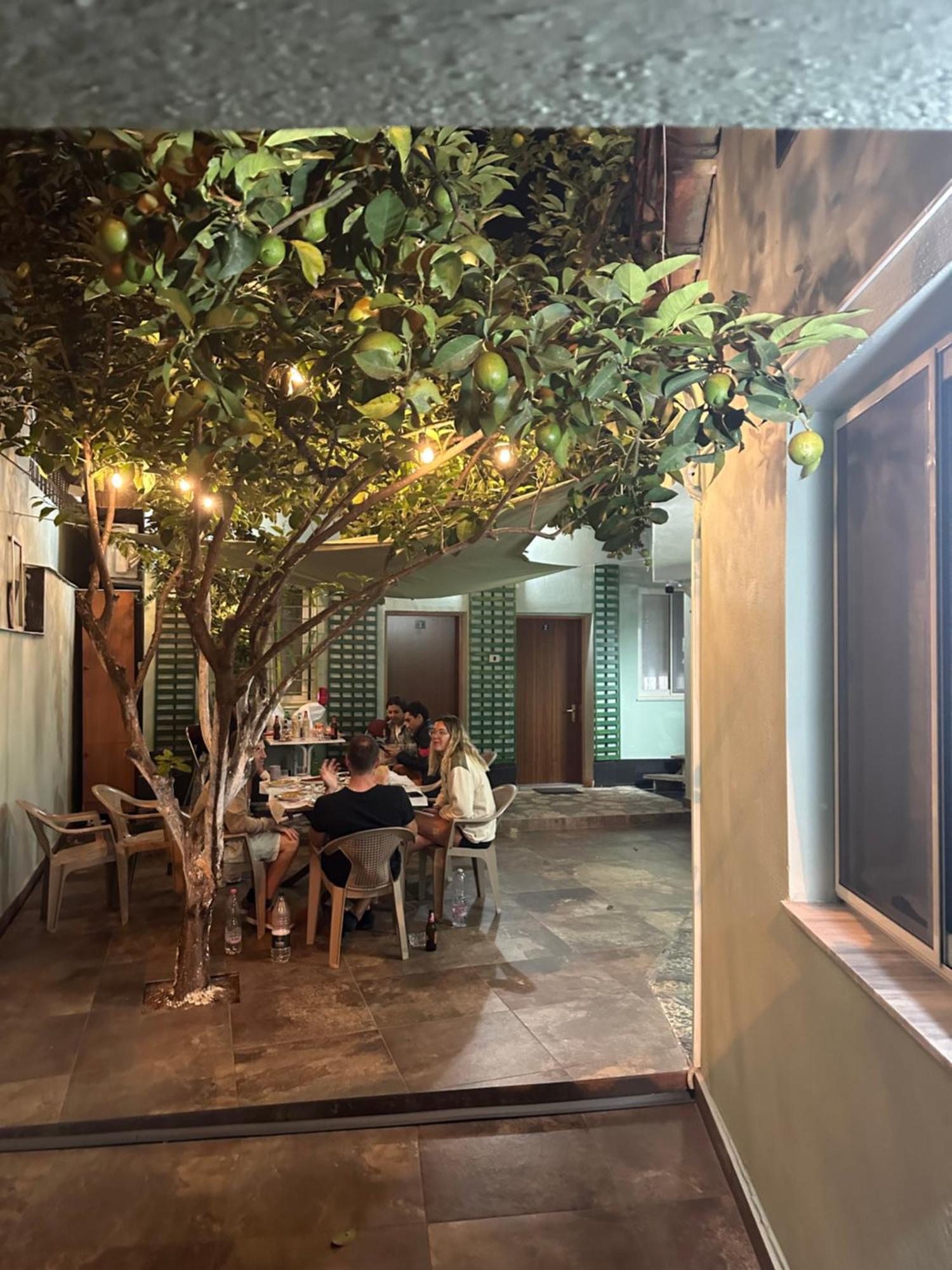 Tirana Lemon Breeze Hostel Bagian luar foto